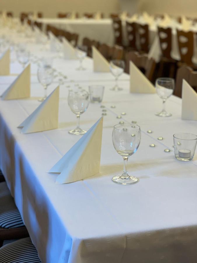 Hotel Restaurant Goldenes Ross Gollheim Exterior photo