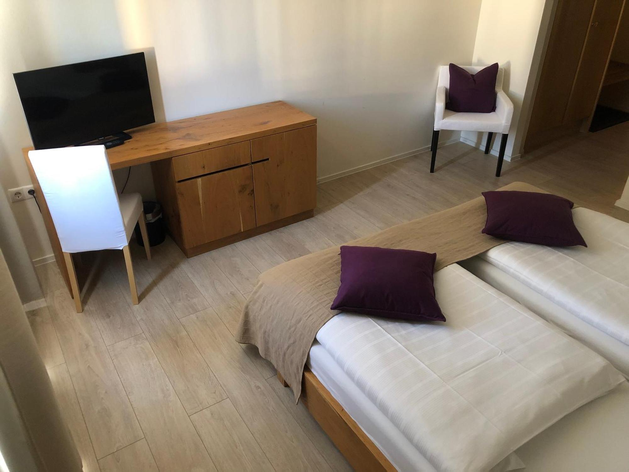 Hotel Restaurant Goldenes Ross Gollheim Room photo